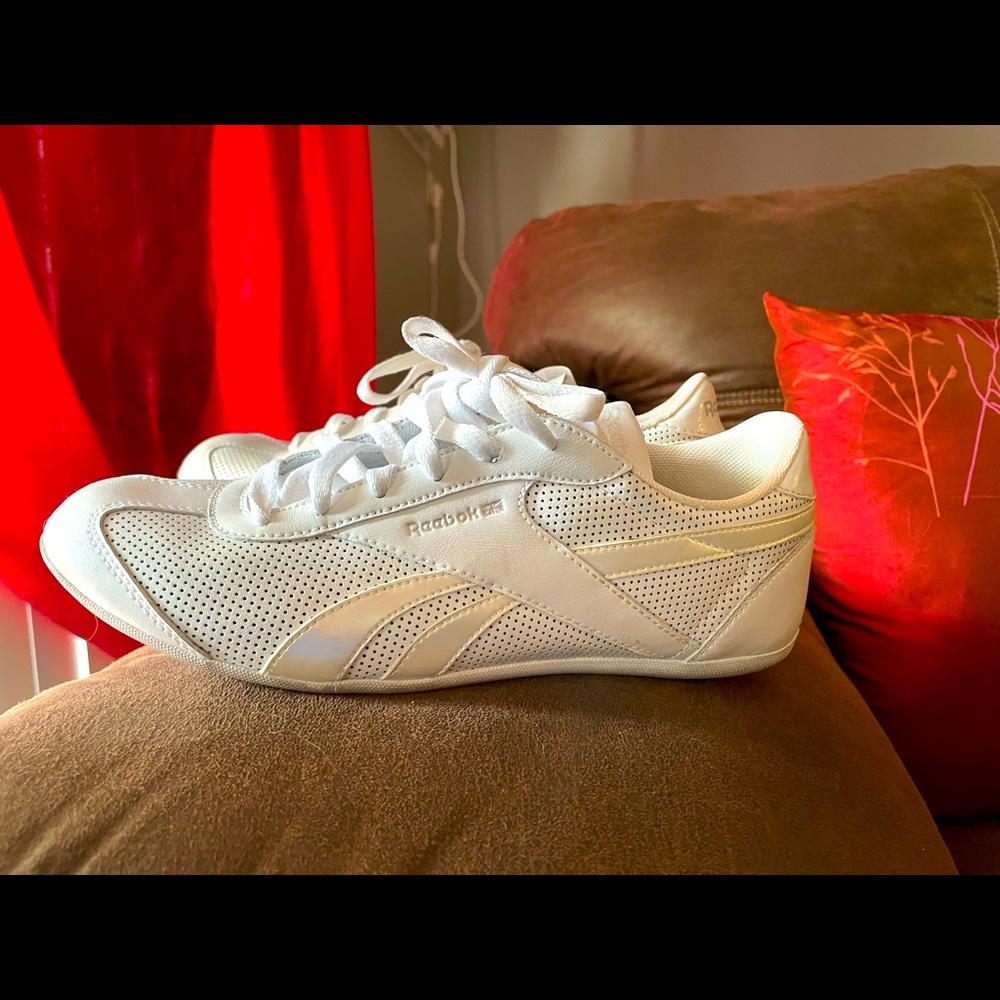Sz 8 Reebok White w/Opalescent Stripes